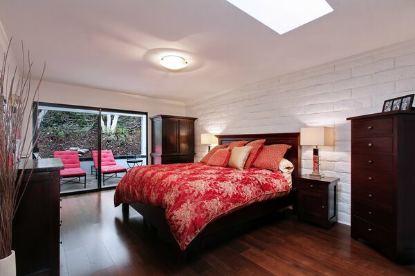 Bella camera da letto accogliente con interni moderni
