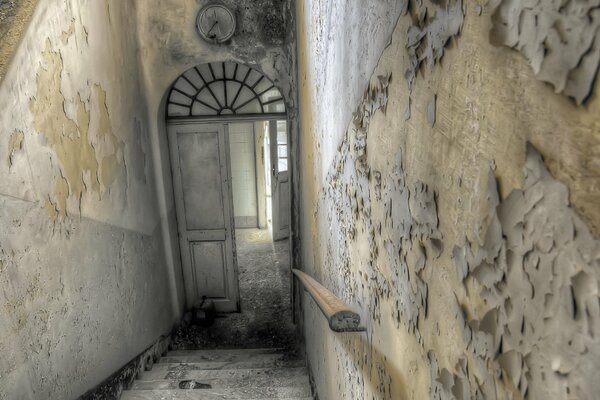 Wąskie zejście po schodach w korytarzu