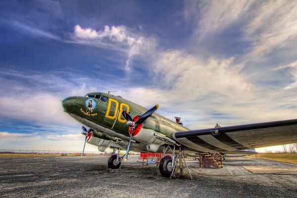 Avión en el fondo de un hermoso cielo con nubes