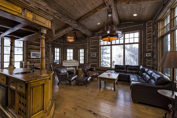 Gemütliches Holzhaus versteckt in den schneebedeckten Bergen