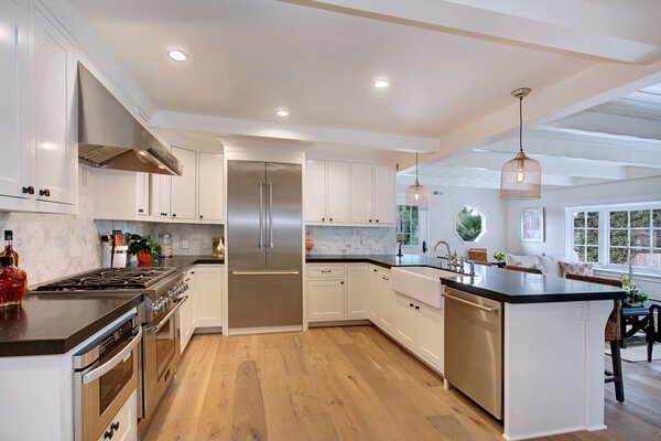 Foto de una gran cocina espaciosa en tonos blancos