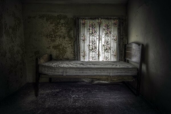 Старая заброшенная комната со старой кроватью