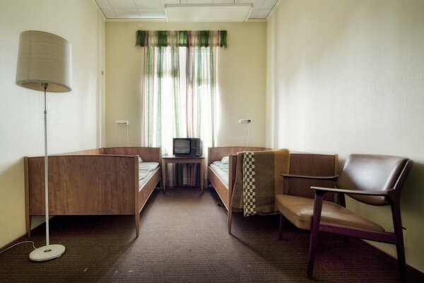 Chambre avec lampadaire et télévision