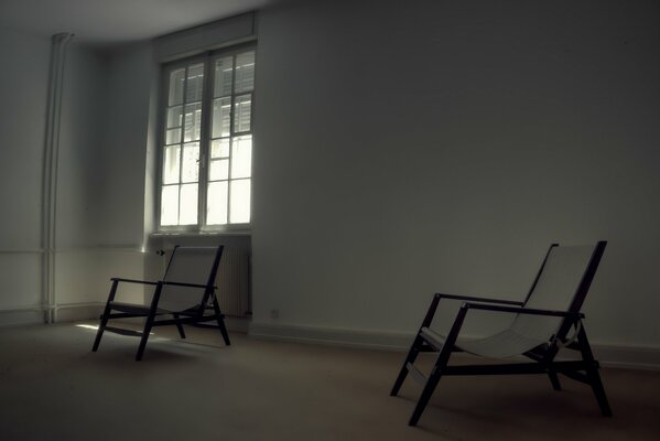 Deux fauteuils dans une pièce vide