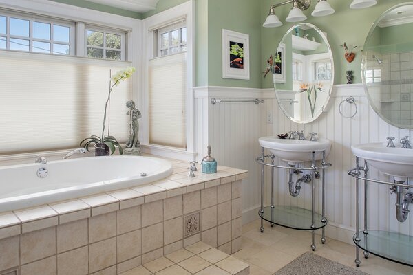 Main bathroom, bright interior