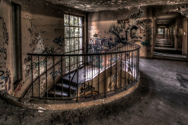 Escalier en colimaçon dans un bâtiment abandonné