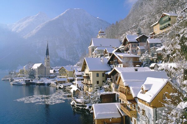 Invierno en una localidad austriaca en el lago Holstat