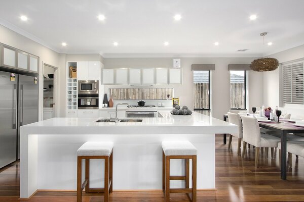 Intérieur de cuisine minimaliste moderne dans une couleur laiteuse