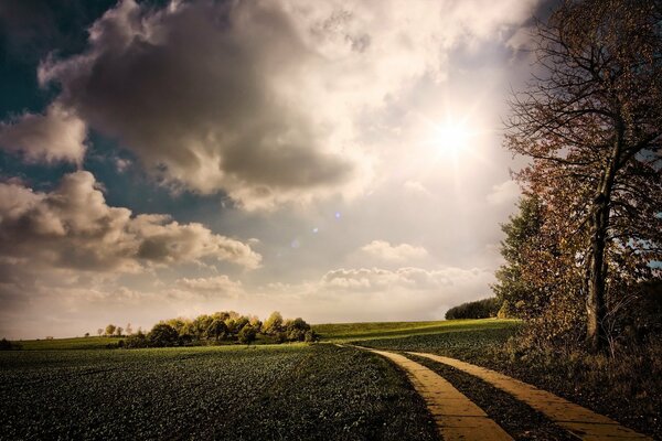 Ein Weg im Bergland, der Himmel in den Wolken