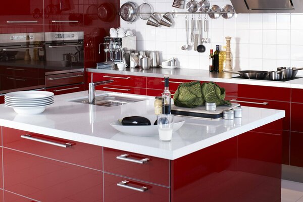 Cocina de alta tecnología. Blanco y rojo