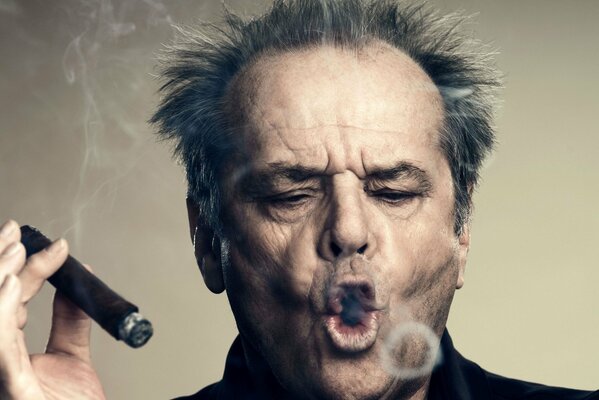 Jack Nicholson z palącym cygarem