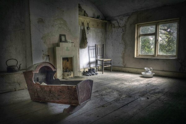 Chambre d enfant avec lit. Donnant sur une petite fenêtre