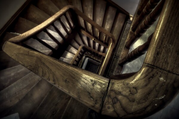 Macro fotografía de la antigua barandilla de la escalera de madera