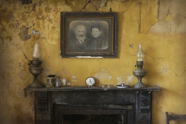 Retrato de dos hombres sobre la chimenea