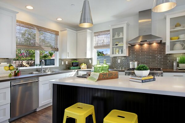 Строгий и современный интерьер кухни с желтыми стульями и конусными светильниками