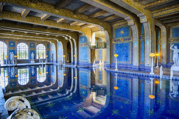 Piscine, mosaïque bleue sur les murs