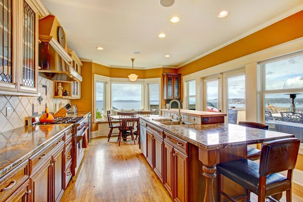 Interior de la cocina de grano de madera con encimera de piedra