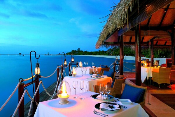 Sonnenuntergang am Meer in einem luxuriösen Restaurant