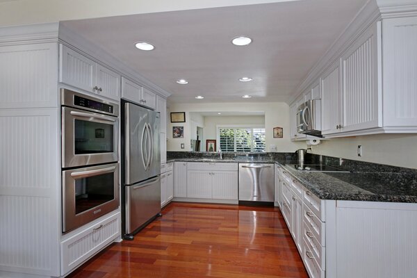 Photos of a large comfortable kitchen