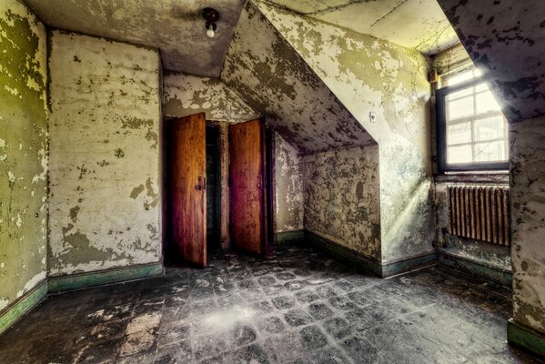 An abandoned building. Dirty entrance