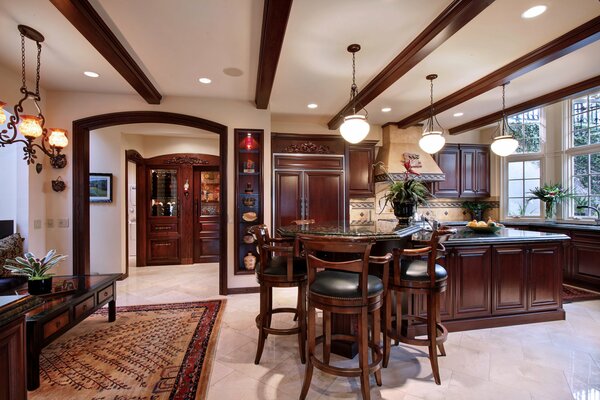 Intérieur de la cuisine-salle à manger dans des couleurs belles et calmes