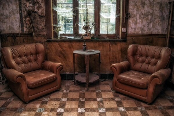 Deux fauteuils bruns dans la chambre