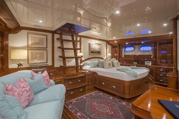 Interni di una cabina di lusso su uno yacht
