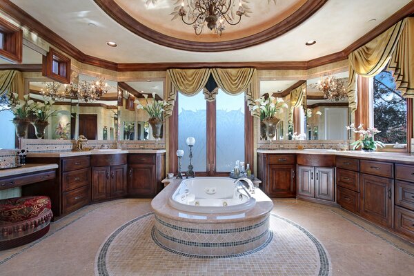 Bel intérieur design de la salle de bain sur un terrain en mosaïque entouré de casiers en bois naturel