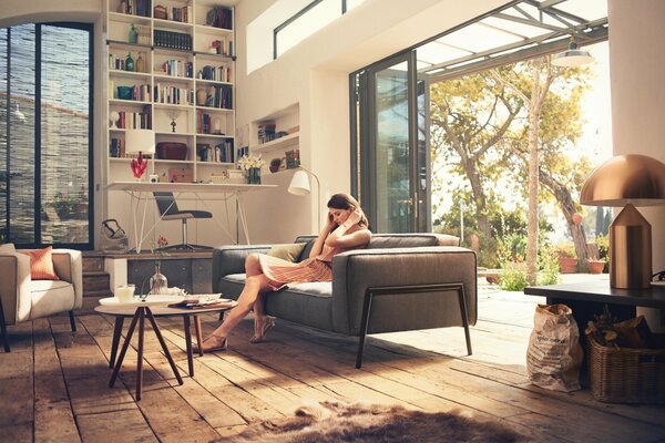 Chica en la habitación con el diseño de la sala de lectura