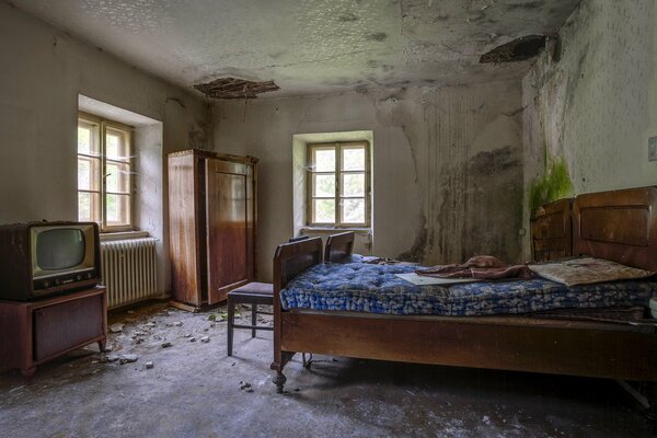 Chambre abandonnée avec de vieux meubles