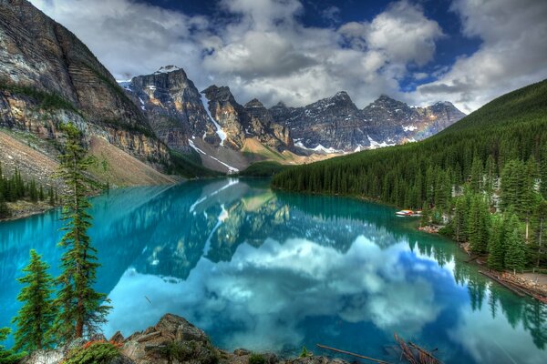 Fabulous photo of turquoise lake with mountains and forest