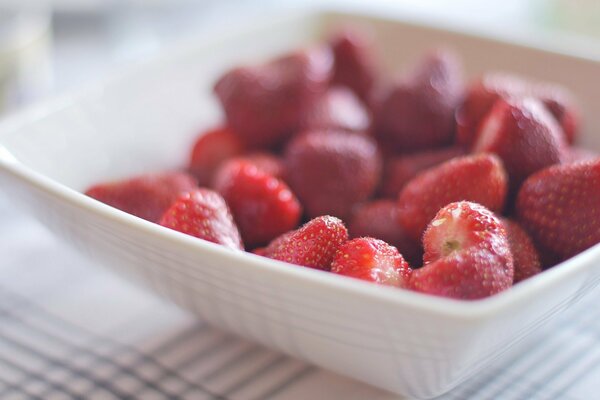 Ein Teller mit leckeren reifen Erdbeeren. sommer, sonne