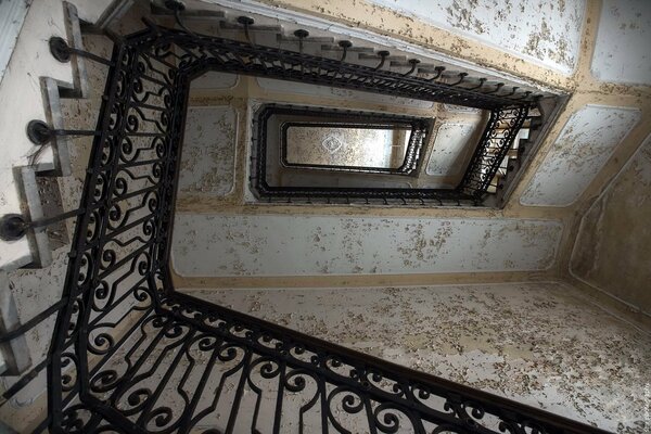 Escalier vue de dessus sur fond de mur