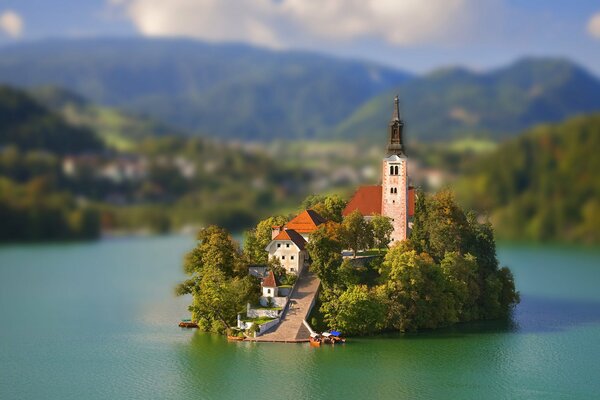 Casa con torre en la isla en el lago