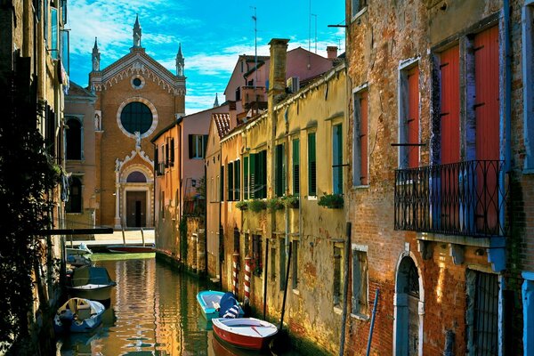 Vecchie case sulle strade dei canali veneziani in Italia