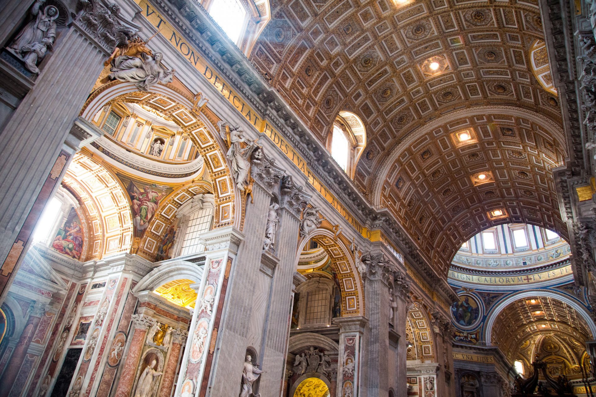 vatican cathédrale saint-pierre nef colonne fresque