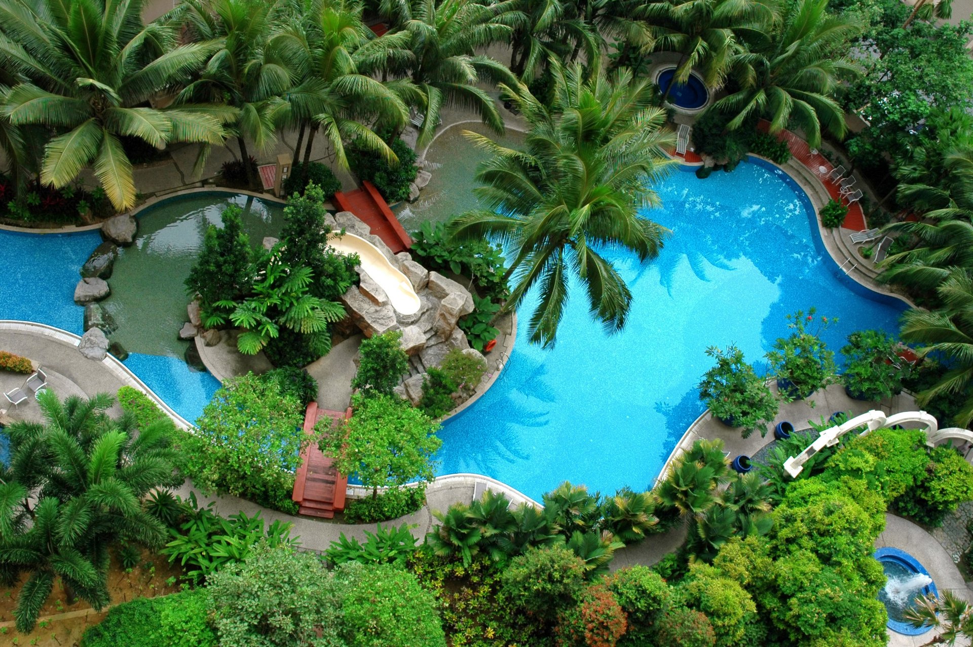 piscina piscine esterno palme rocce scivolo vasca idromassaggio sedie