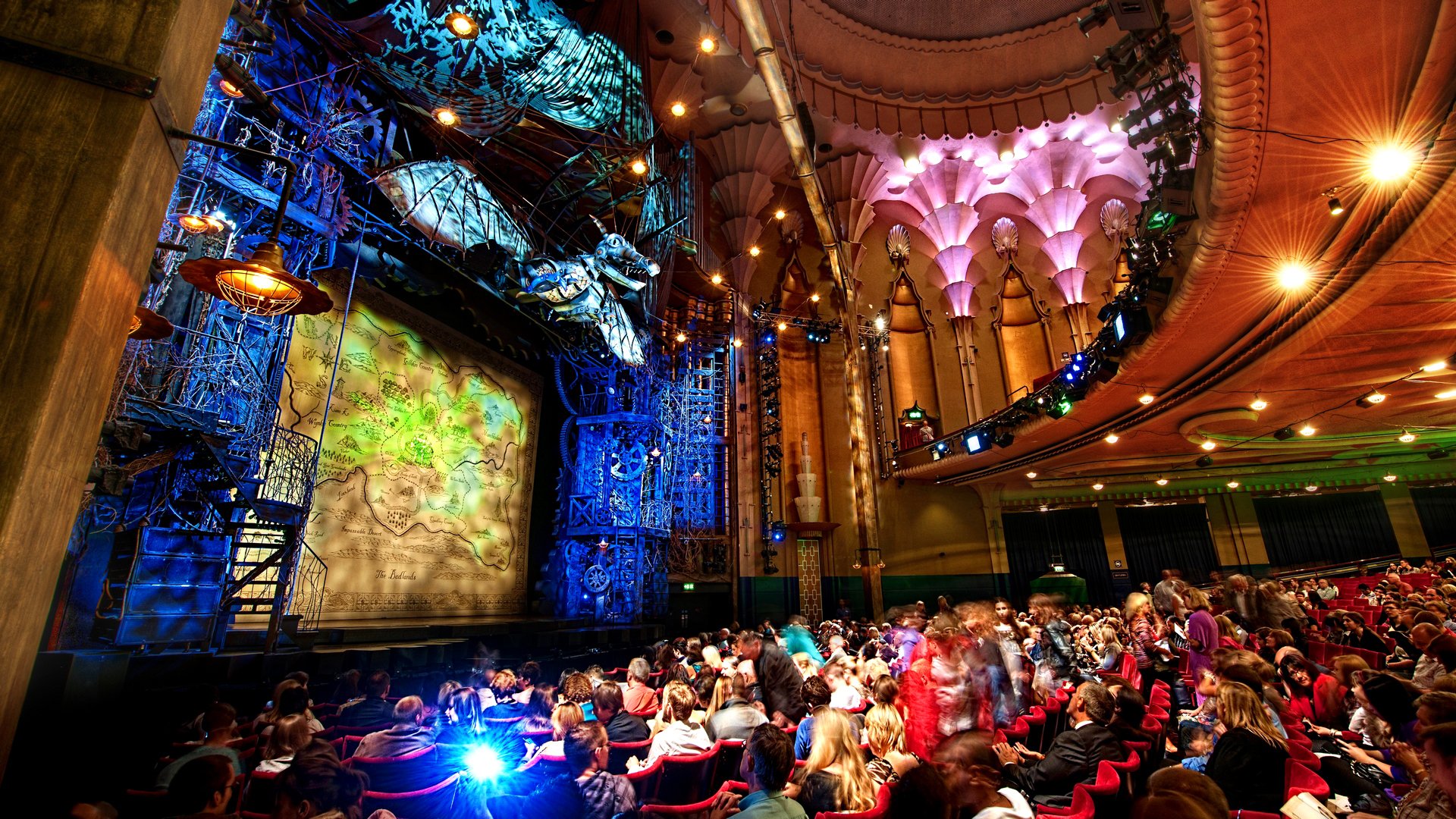 théâtre hall spectateurs lumières scène balcon