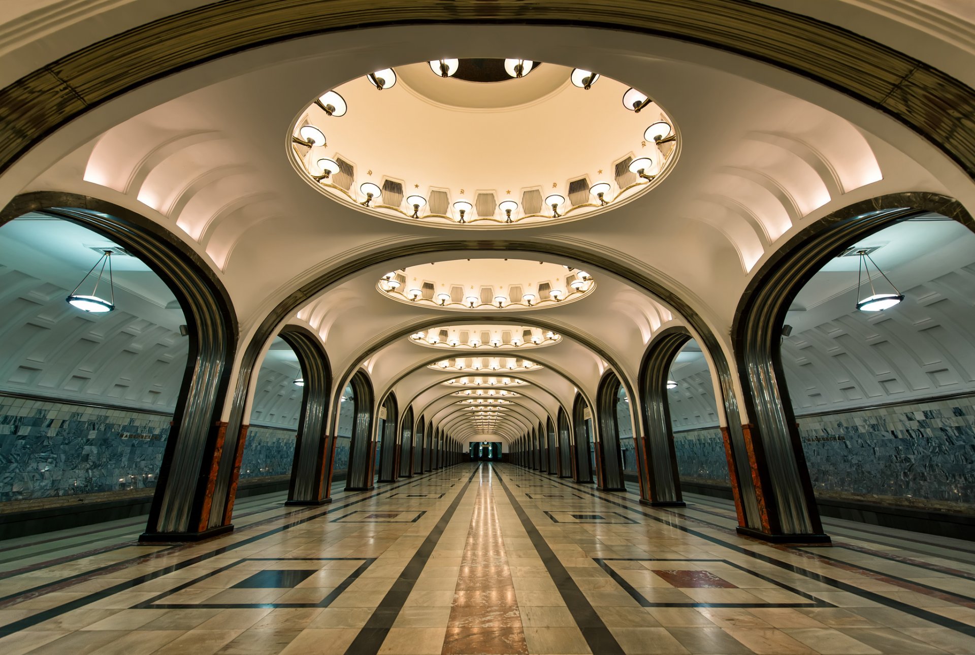 moskiewskie metro linia zamoskvoretskaya stacja mayakovskaya