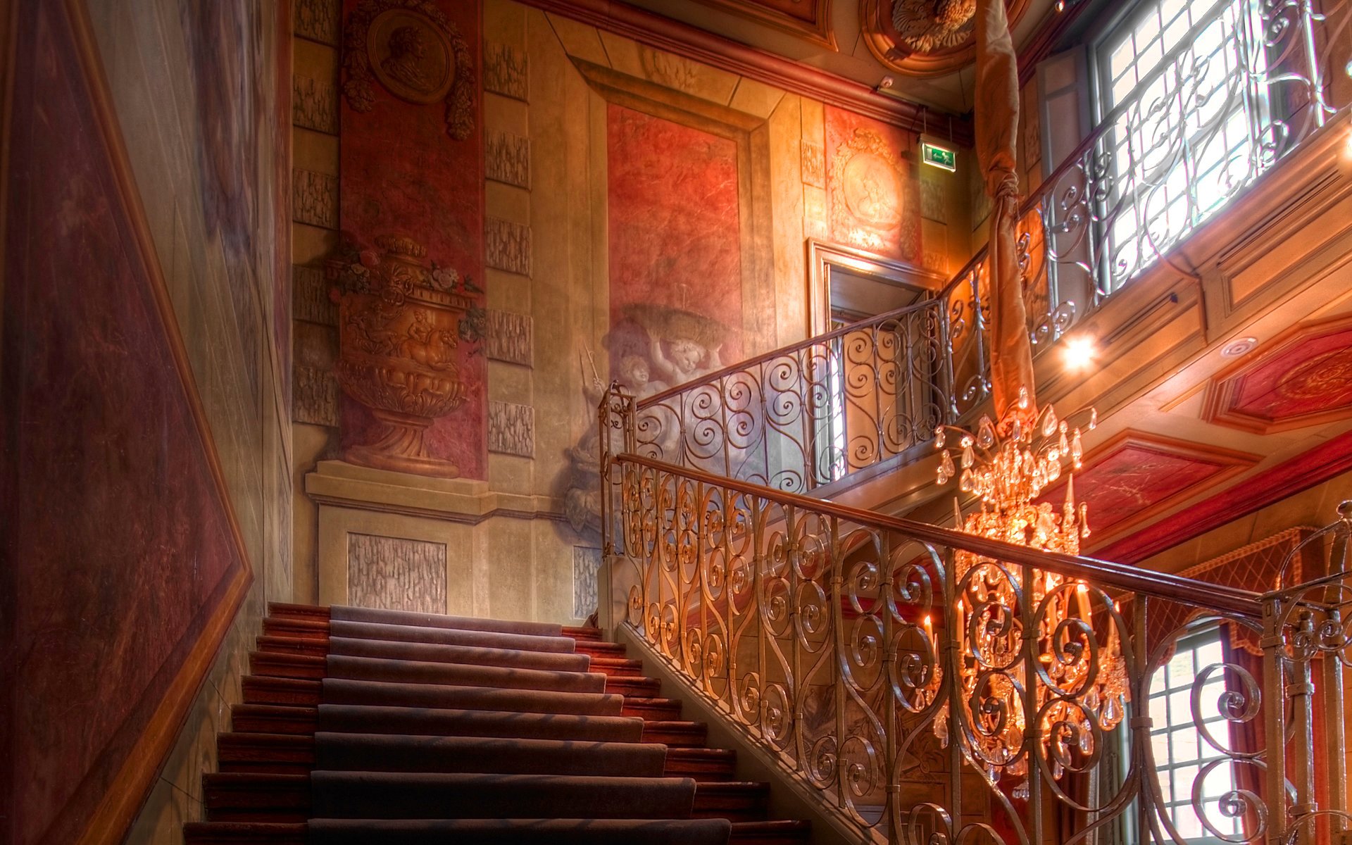 escalier marches palais musée lustre hdr