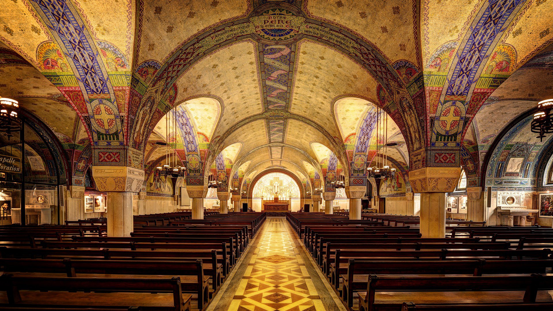 iglesia templo religión arco columna banco hdr