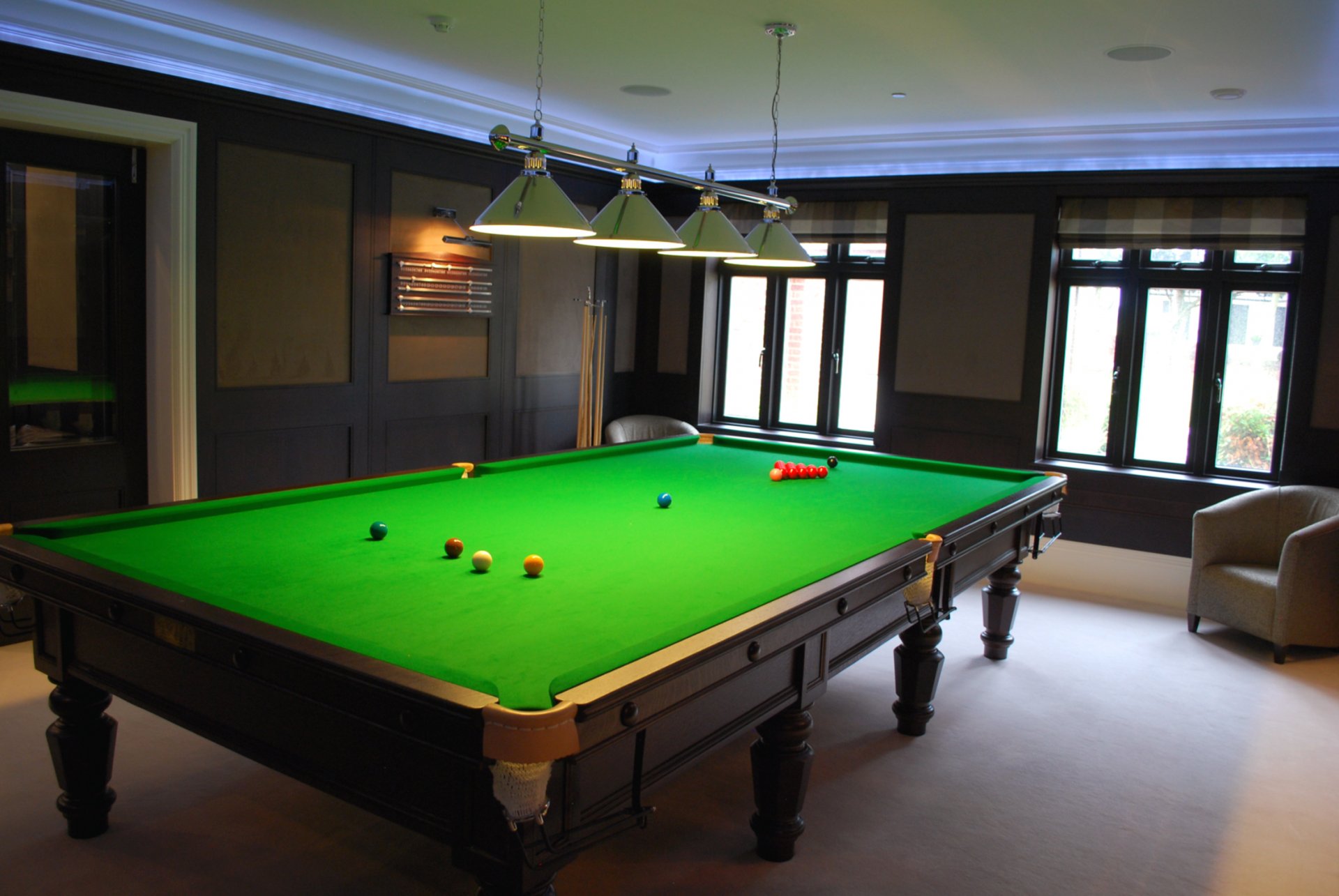 nookerroom interior piscina mesa billar snooker bolas taco de billar lámparas sillones iluminación