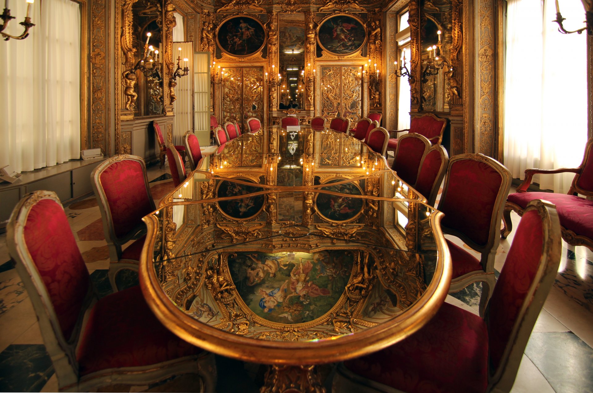 intérieur salle palais table chaises bougies