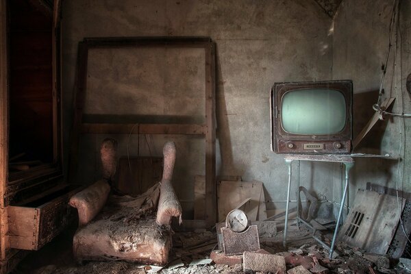 Ein verlassenes Zimmer und ein Fernseher als Interieur