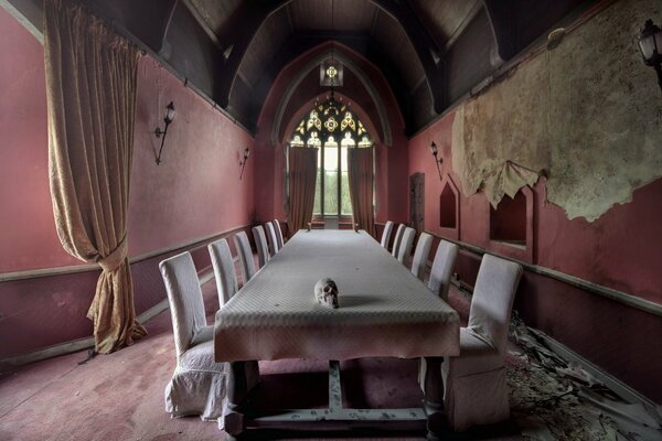 Table de salle à l intérieur du crâne