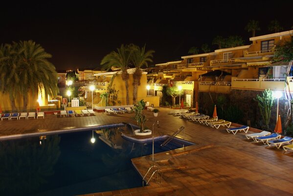 Piscina di notte in un resort in Spagna