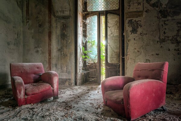 Dos viejas sillas polvorientas en un edificio abandonado