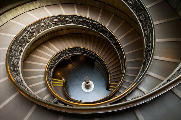 Bel escalier en colimaçon dans la maison