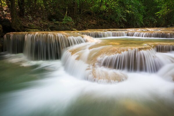 Piccole cascate in mezzo al fiume