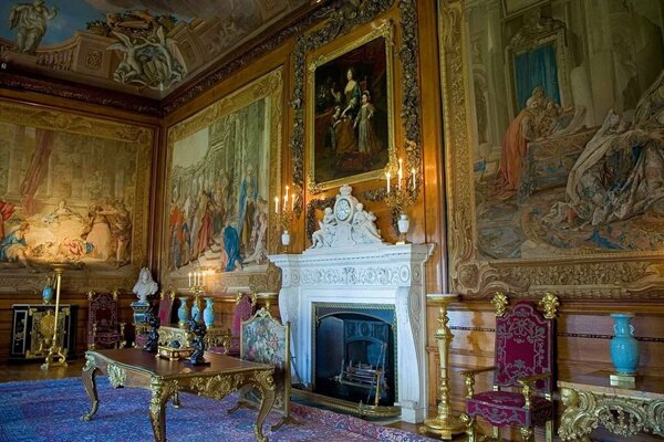 Intérieur du musée avec des vases et des peintures